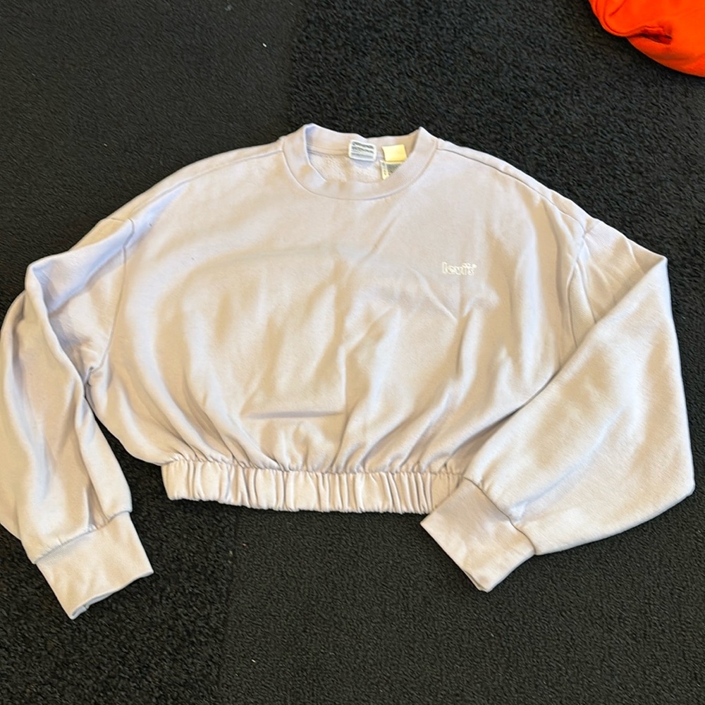 Women’s Levi’s Xs lavender cropped sweatshirt